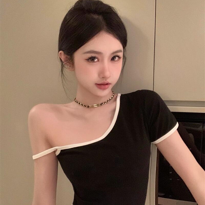 Black spicy girl suspender half sleeved T-shirt for women in summer 2025, unique and slim fit backless short top