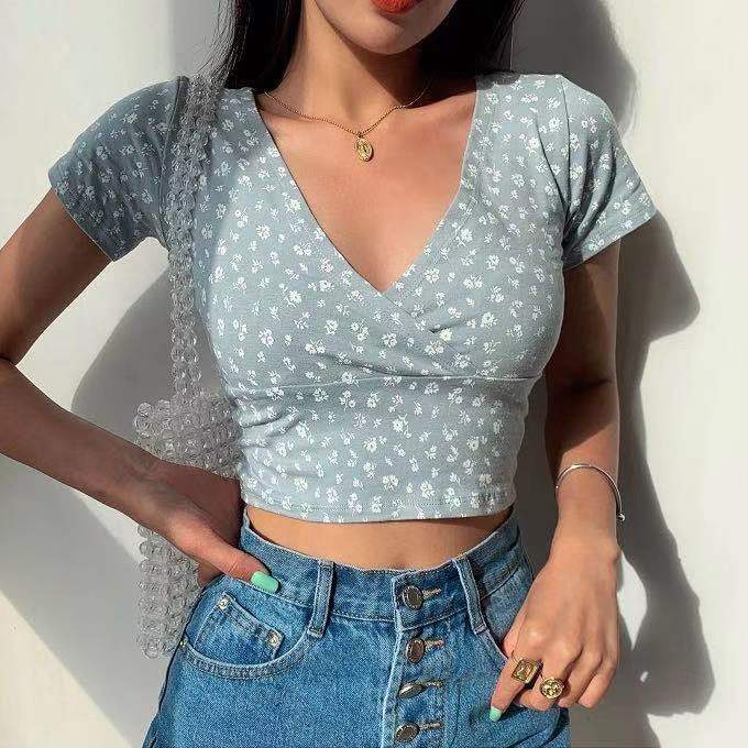 2025 new floral short style exposed navel temperament top for women's summer slimming and slimming, V-neck short sleeved Korean version T-shirt for women's fashion