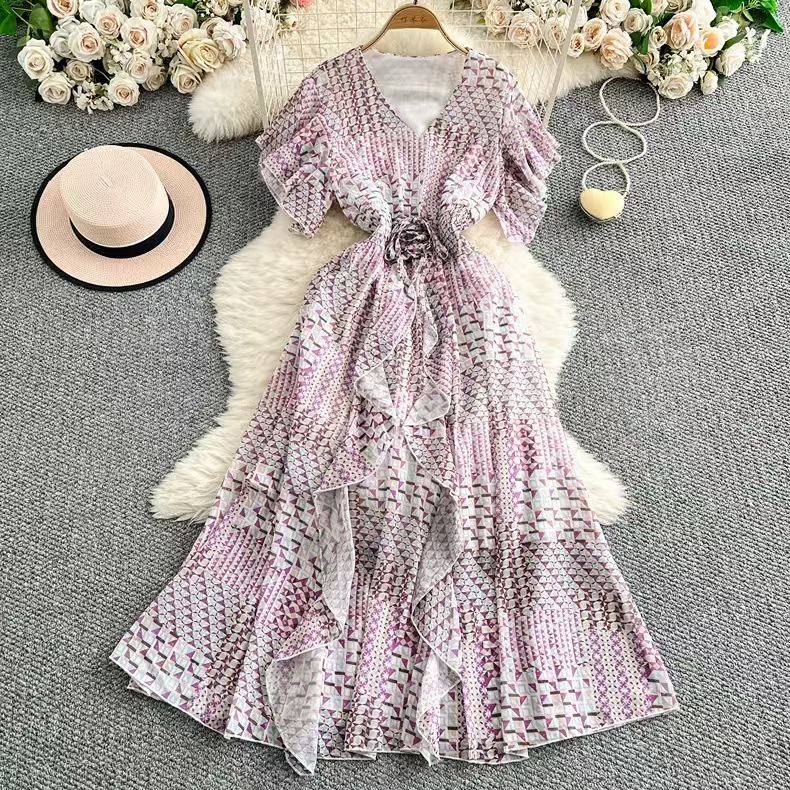 2025 summer new French style design tie with waist cinching V-neck and small fly sleeves for slimming effect, ruffled floral dress