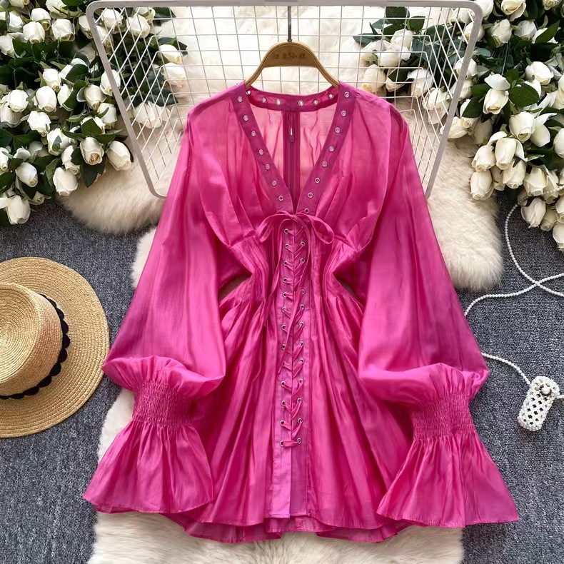 French style design with a deep V-neck strap, slimming dress for women's 2025 summer pure desire style shirt skirt