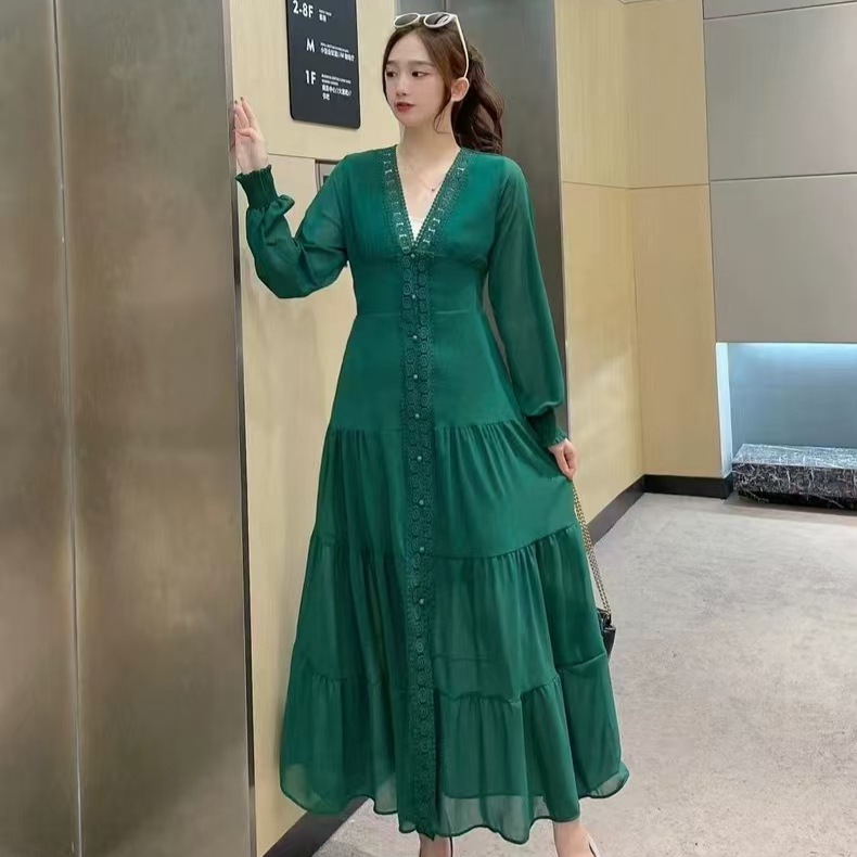 French retro court style lace lace V-neck high-end dress with cinched waist for slimming effect, single breasted large swing long skirt