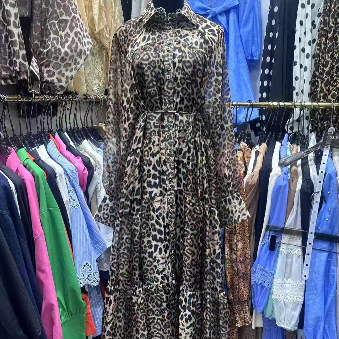 European and American style leopard print dress for women in autumn, with a slimming waist and a sense of luxury. It exudes a luxurious and elegant aura, with a mesh mesh and a large swing long skirt