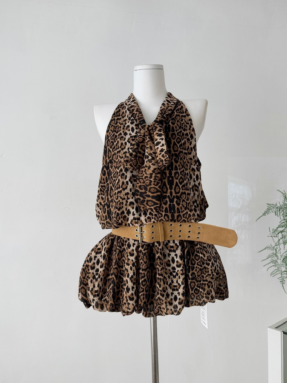 Sexy and spicy girl hanging neck sleeveless leopard print dress for women in summer 2025, pure desire to slim down, chic chiffon short skirt