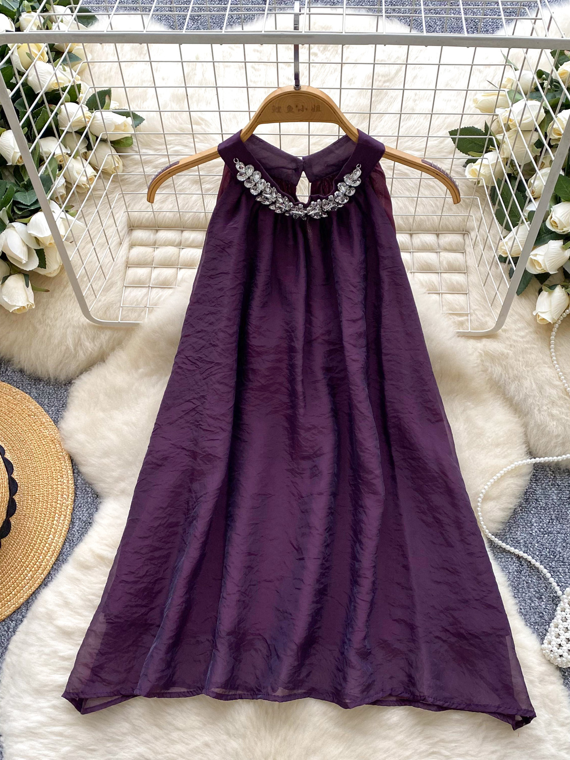 Light luxury European and American style high-end hanging neck sleeveless shirt for women in summer with diamond studded loose and slimming design, exuding a feminine temperament