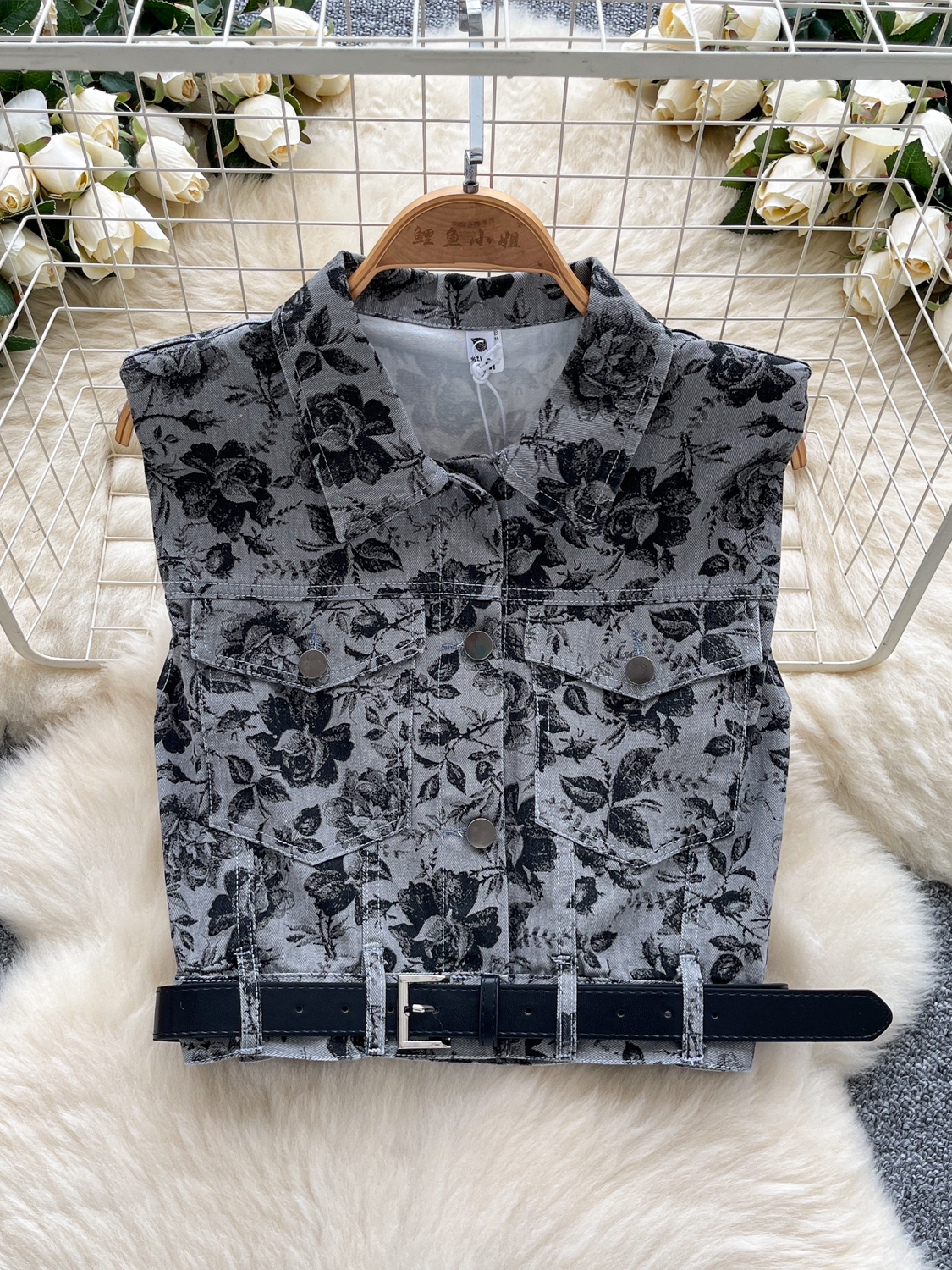 Hong Kong style retro fashion printed short top for women in summer, small and stylish, with a waistband, cinched waist, sleeveless denim vest