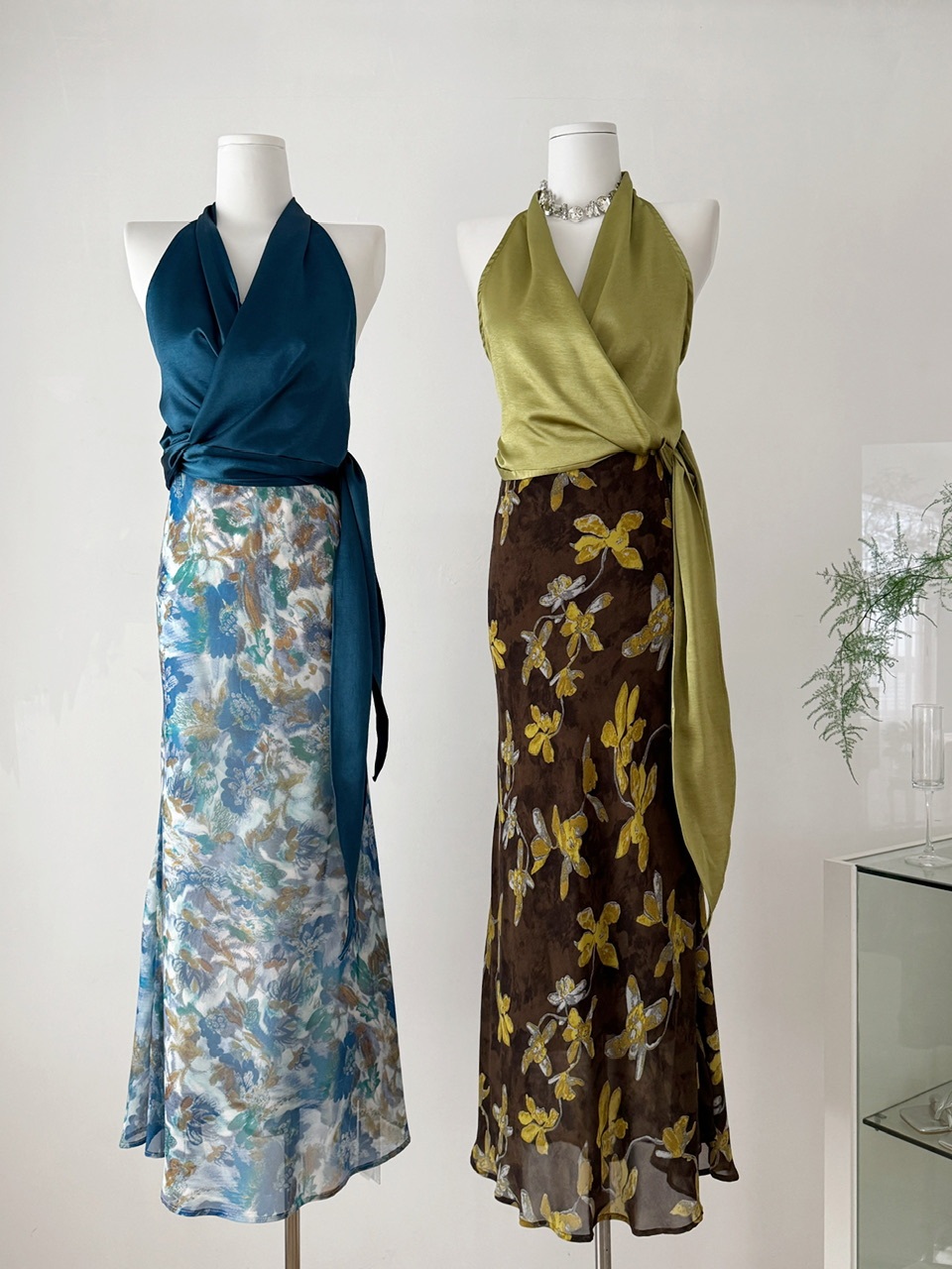 French style mature mature imperial sister dress, women's summer high-end feeling, cross hanging neck strap, waist cinched satin vest, printed skirt