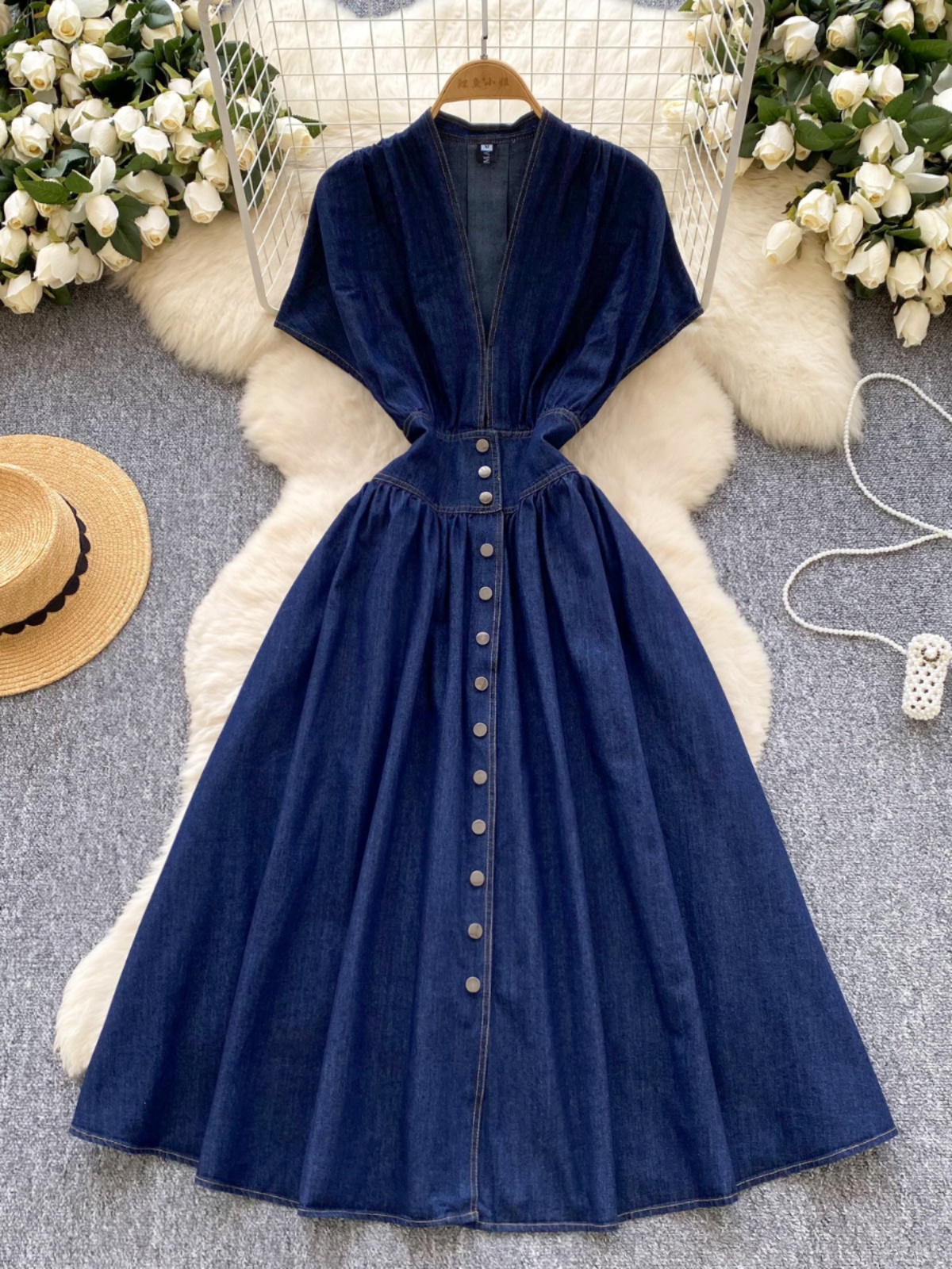 High end women's dress 2025 summer high-end feeling deep V-neck waist cinched buckle slim fit pleated casual denim skirt