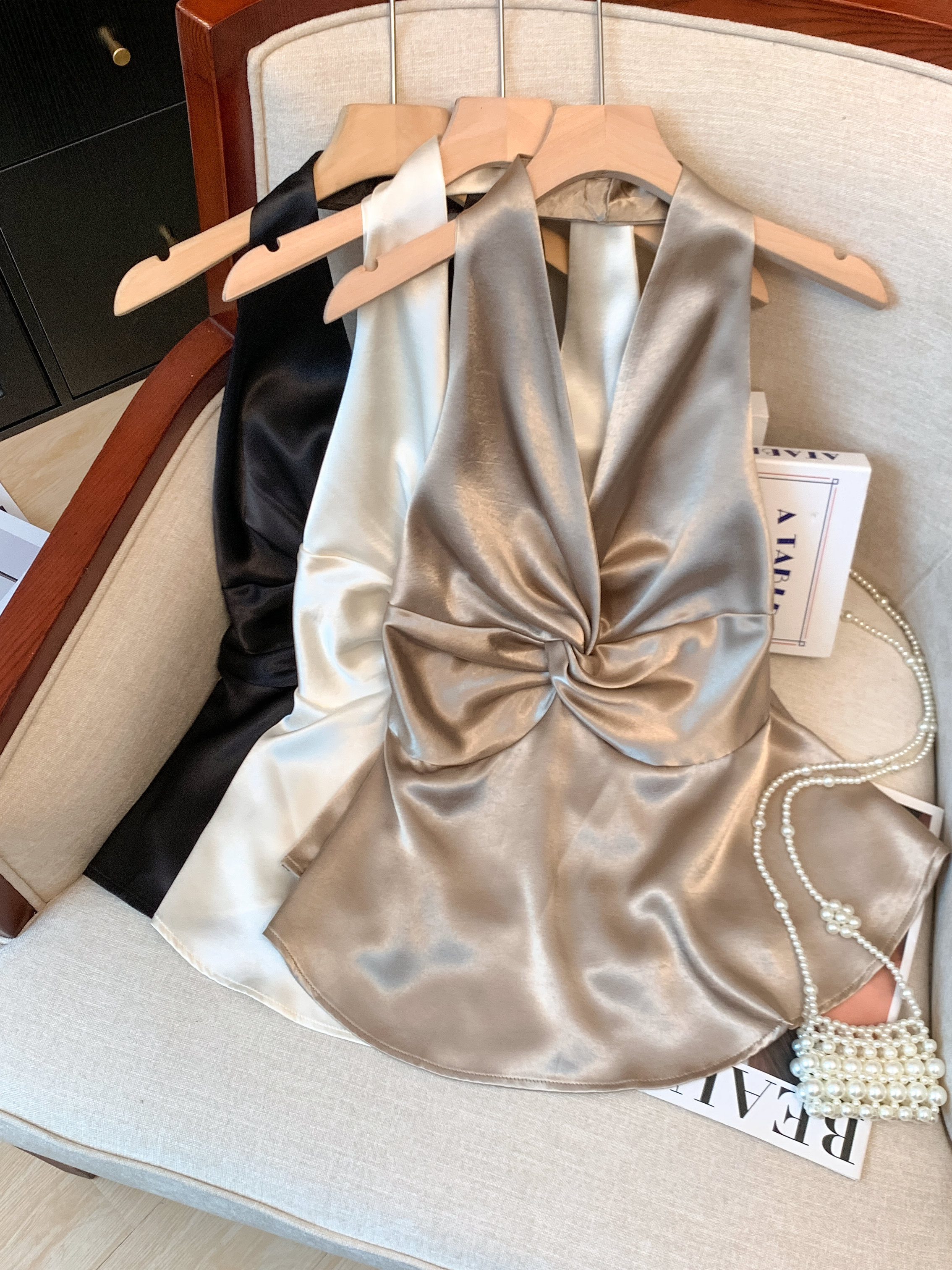 Pure desire sexy satin neck hanging tank top for women in summer 2025, with twisted V-neck design and a backless top