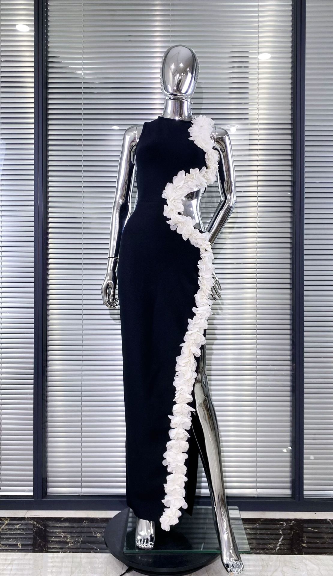 White fungus edge sexy hollow out black dress with buttocks wrapped White fungus edge sexy hollow out black dress with buttocks wrapped