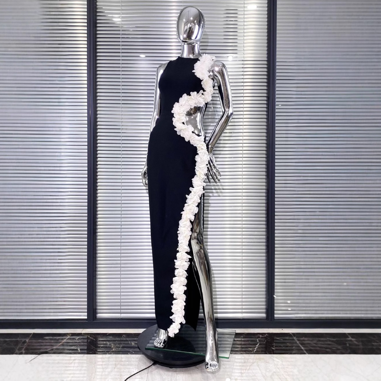 White fungus edge sexy hollow out black dress with buttocks wrapped White fungus edge sexy hollow out black dress with buttocks wrapped