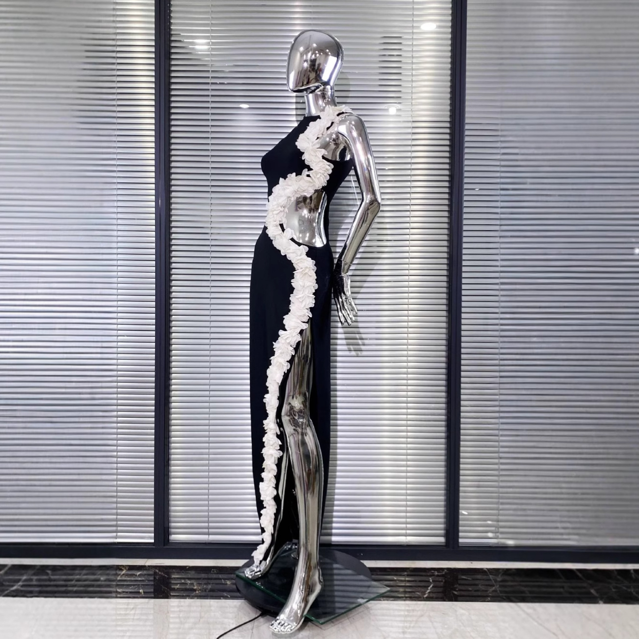 White fungus edge sexy hollow out black dress with buttocks wrapped White fungus edge sexy hollow out black dress with buttocks wrapped