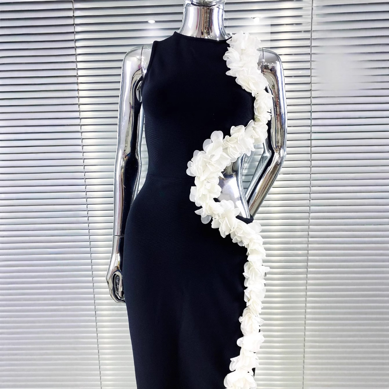 White fungus edge sexy hollow out black dress with buttocks wrapped White fungus edge sexy hollow out black dress with buttocks wrapped