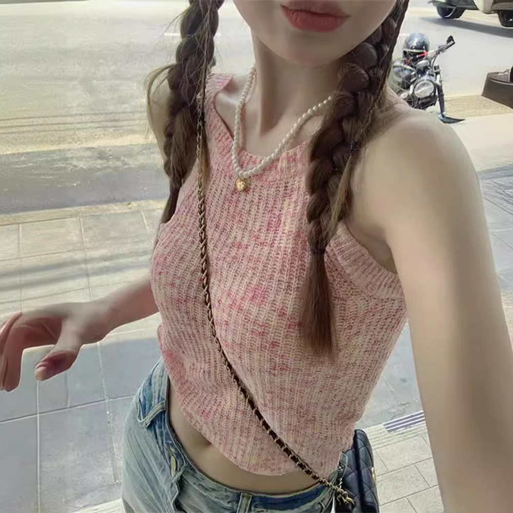 Design sense: niche knitted small camisole vest for spring women's clothing, worn for hot girls, pure desire for American style base top, worn for interior