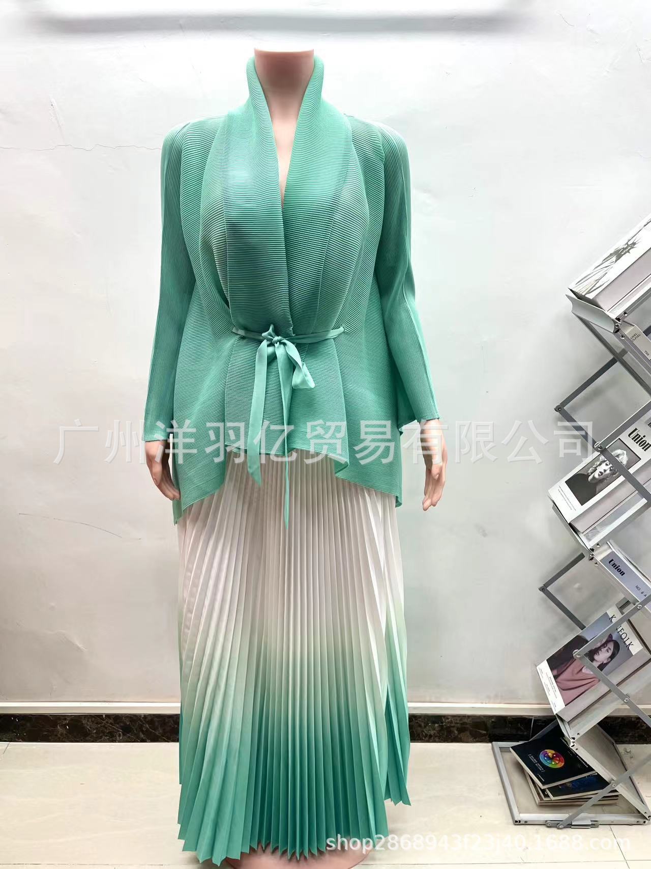 Cross border European, American, and African three bedroom pleated printed top+gradient color 360 degree swing skirt set Cross border European, American, and African three bedroom pleated printed top+gradient color 360 degree swing skirt set