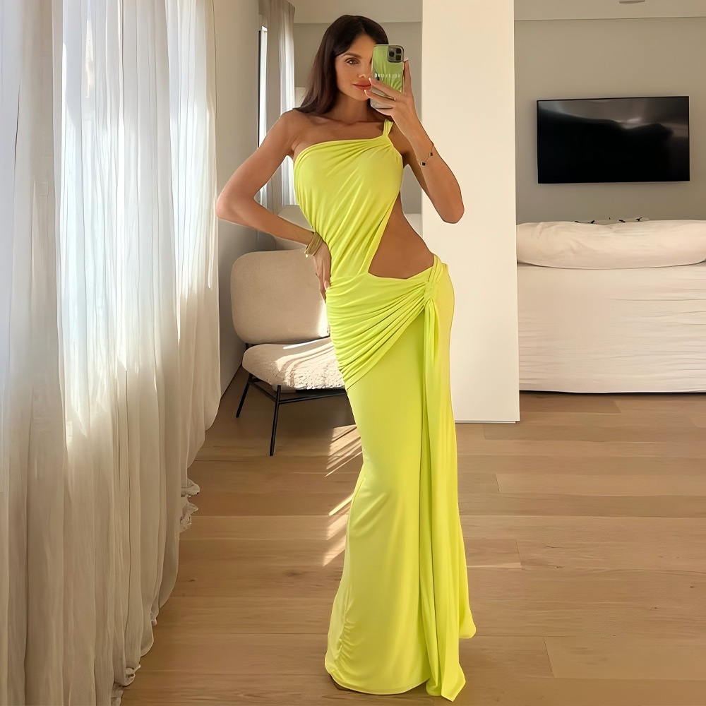 2025 European and American cross-border summer sexy one shoulder backless strapless dress, fashionable solid color strap pleated long dress
