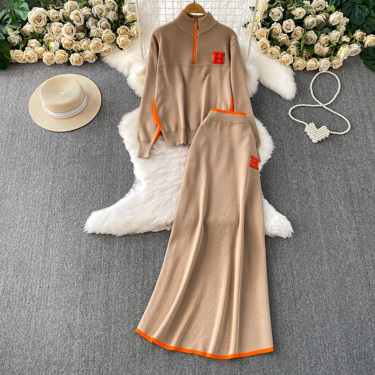 Autumn and winter slimming look, wearing a half high neck long sleeved knitted sweatshirt with a zipper and contrasting high waist mid length skirt set Autumn and winter slimming look, wearing a half high neck long sleeved knitted sweatshirt with a zipper and contrasting high waist mid length skirt set