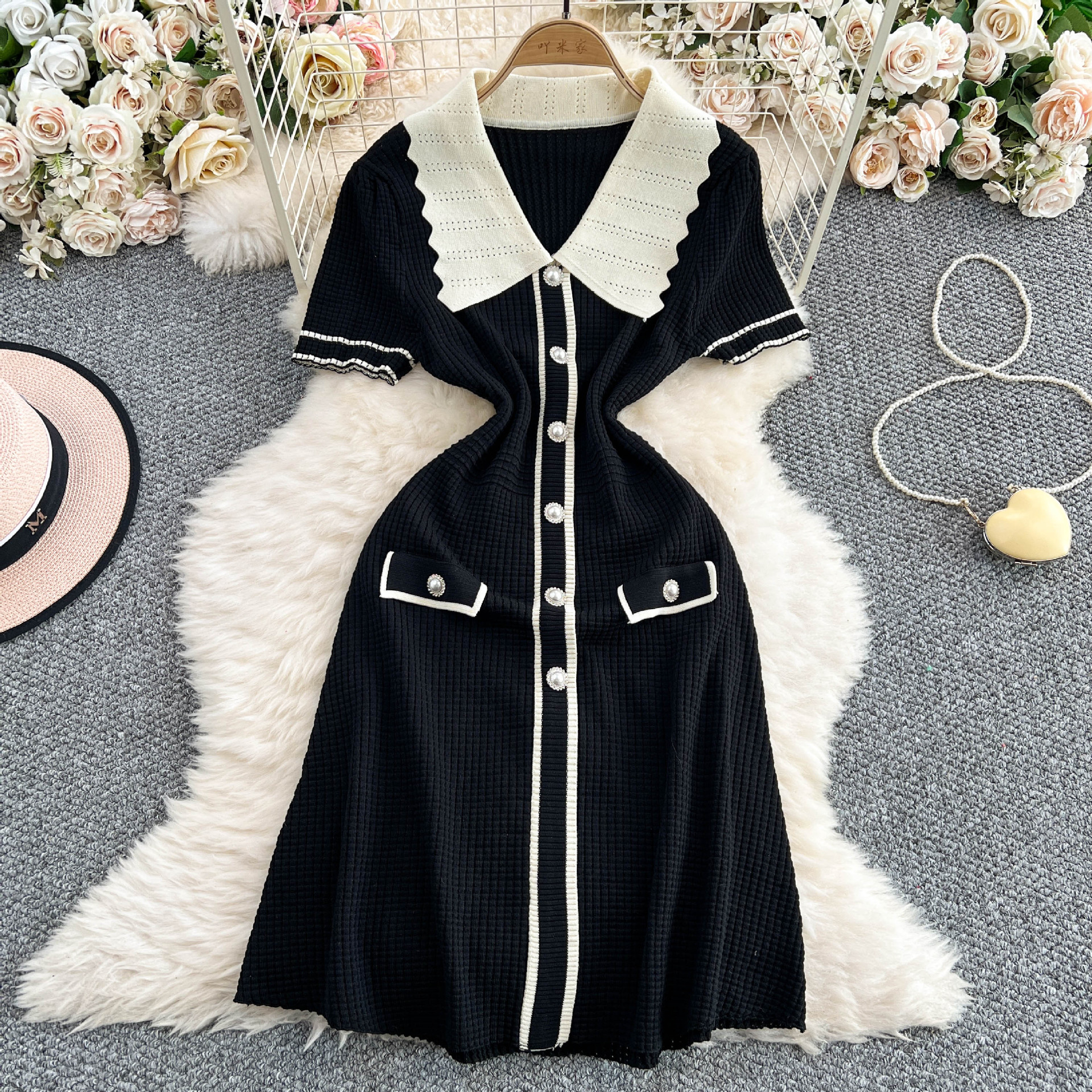 Temperament contrasting doll neck short sleeved knitted dress for women with a niche design sense, single breasted slim fit and slimming mid length skirt