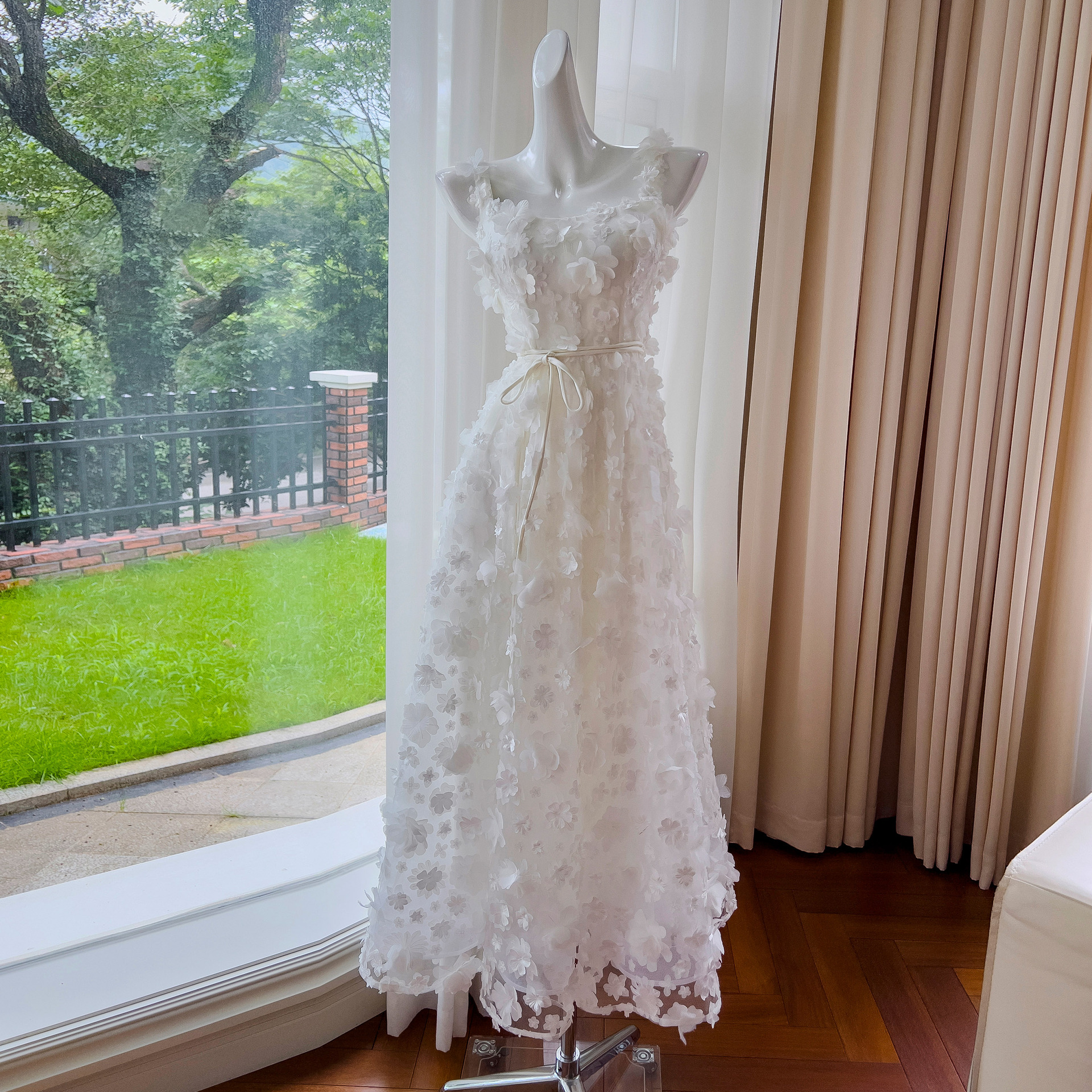 Evening gown dress, feminine temperament banquet, fluffy long skirt, goddess style, grand three-dimensional embroidered suspender dress 68129 Evening gown dress, feminine temperament banquet, fluffy long skirt, goddess style, grand three-dimensional embroidered suspender dress 68129