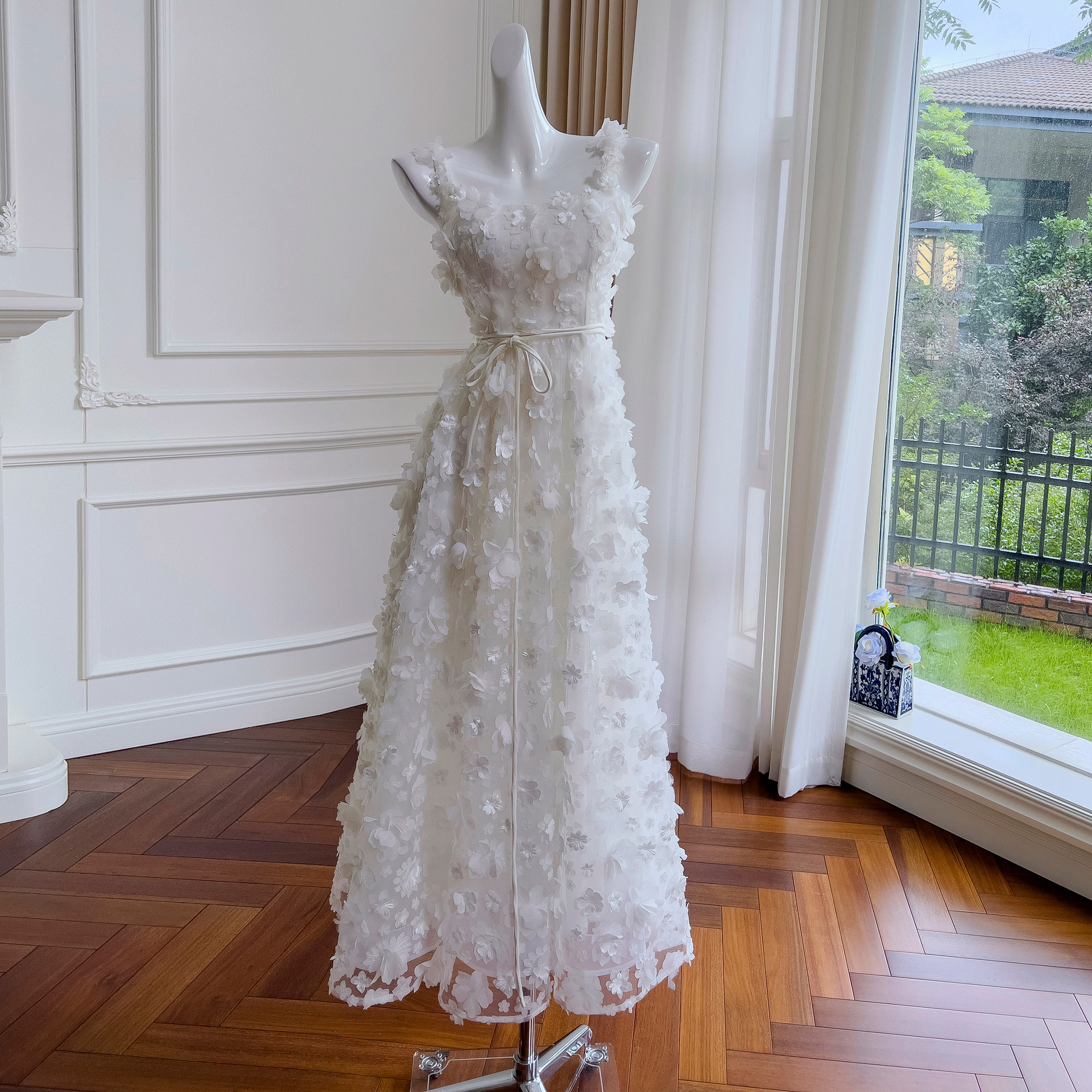 Evening gown dress, feminine temperament banquet, fluffy long skirt, goddess style, grand three-dimensional embroidered suspender dress 68129