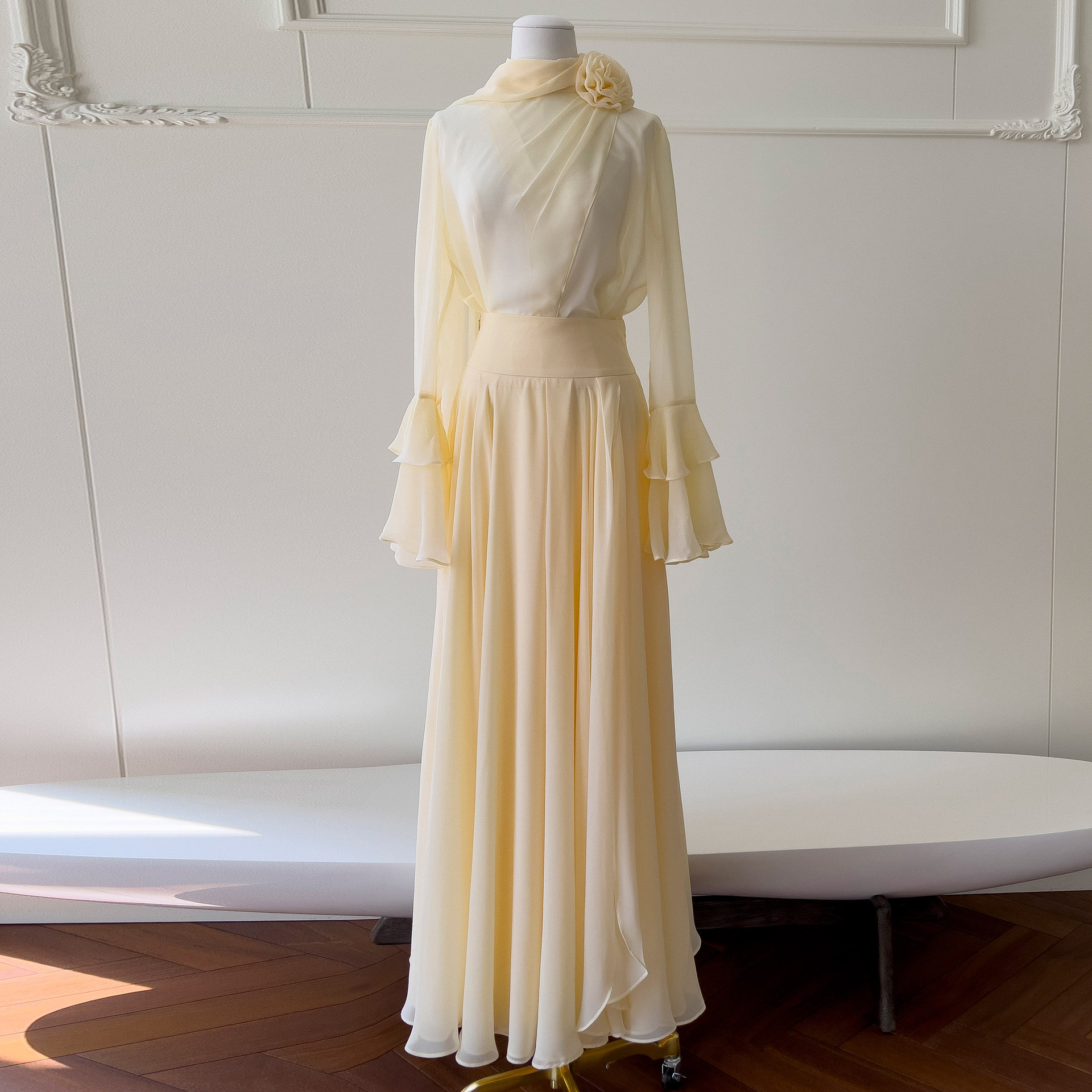 Autumn elegant and gentle style small shirt top for women, paired with half length long skirt, vacation photography fashion 71444+51363 Autumn elegant and gentle style small shirt top for women, paired with half length long skirt, vacation photography fashion 71444+51363