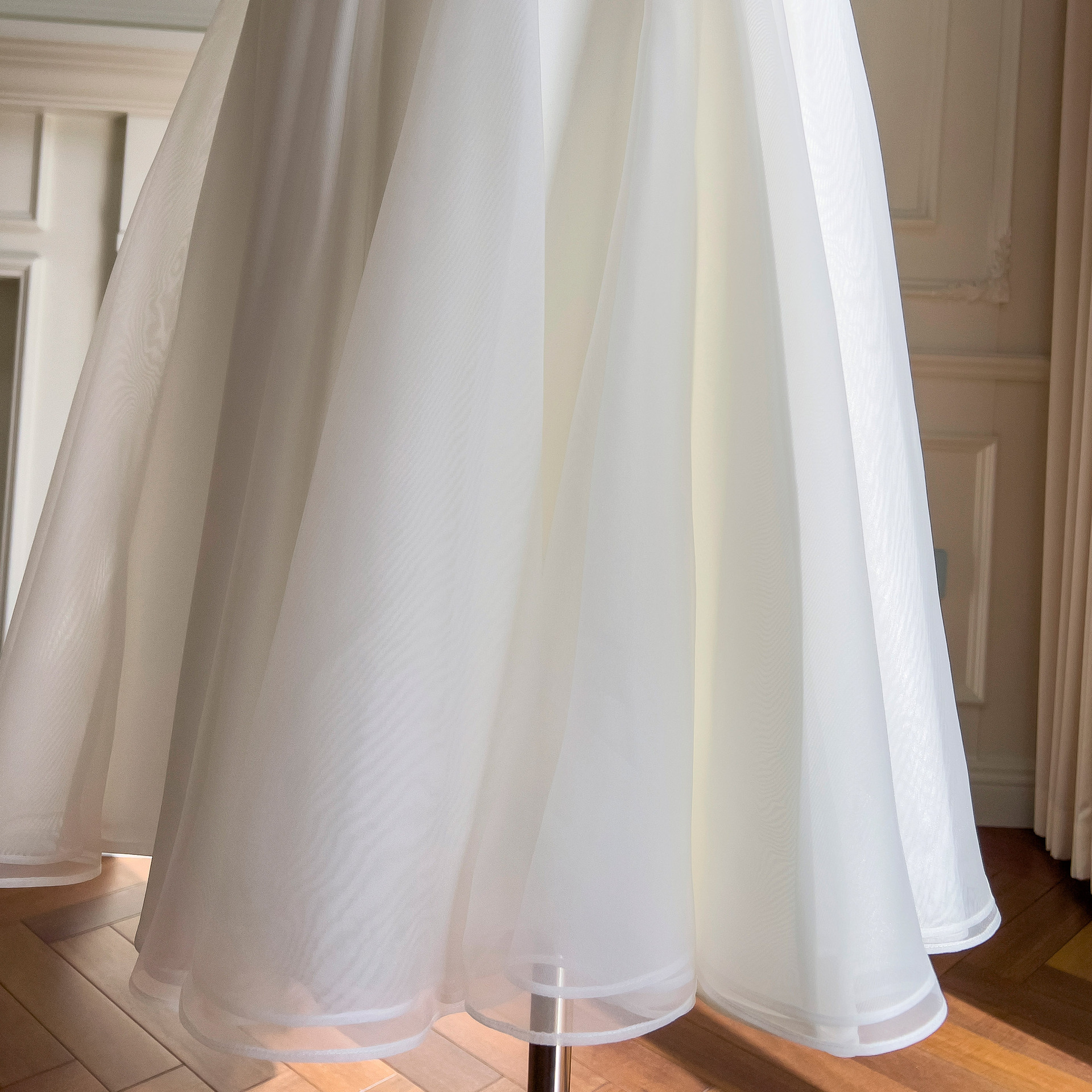 White camisole dress with gentle temperament, white dress, French socialite style, slim fit, waist cinched, sleeveless long dress 68462 White camisole dress with gentle temperament, white dress, French socialite style, slim fit, waist cinched, sleeveless long dress 68462