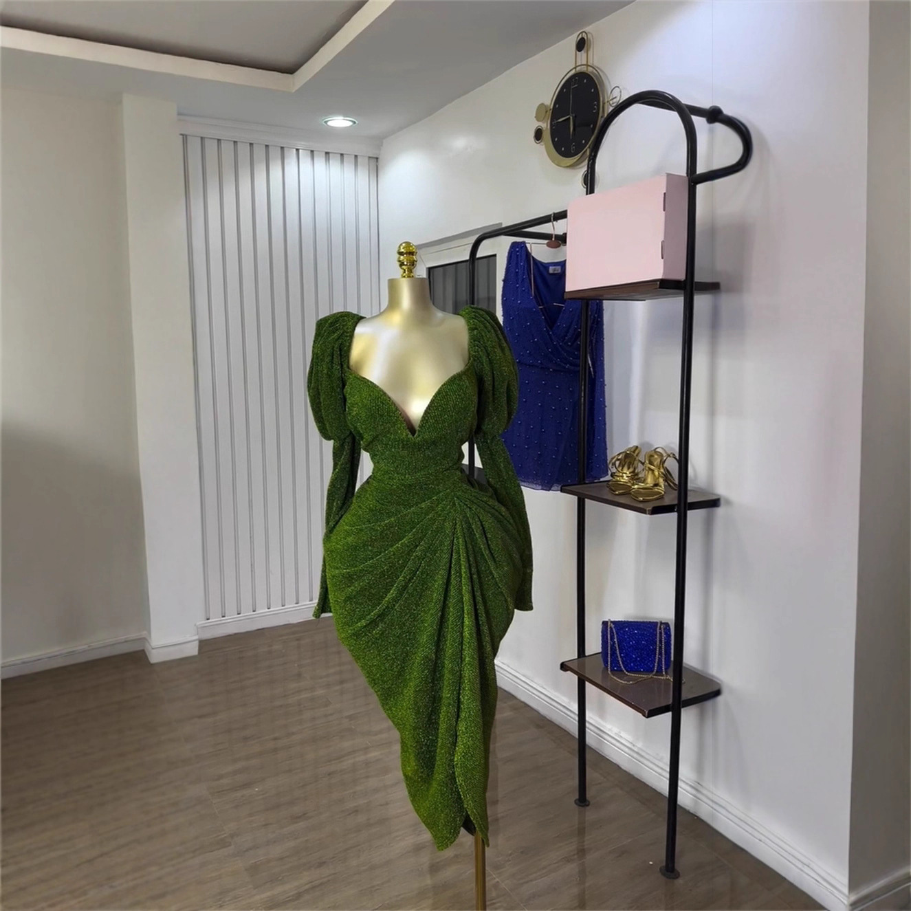 Spot European and American cross-border women's clothing 2025 autumn sexy temperament V-neck lantern long sleeved evening dress with wrapped buttocks dress Spot European and American cross-border women's clothing 2025 autumn sexy temperament V-neck lantern long sleeved evening dress with wrapped buttocks dress