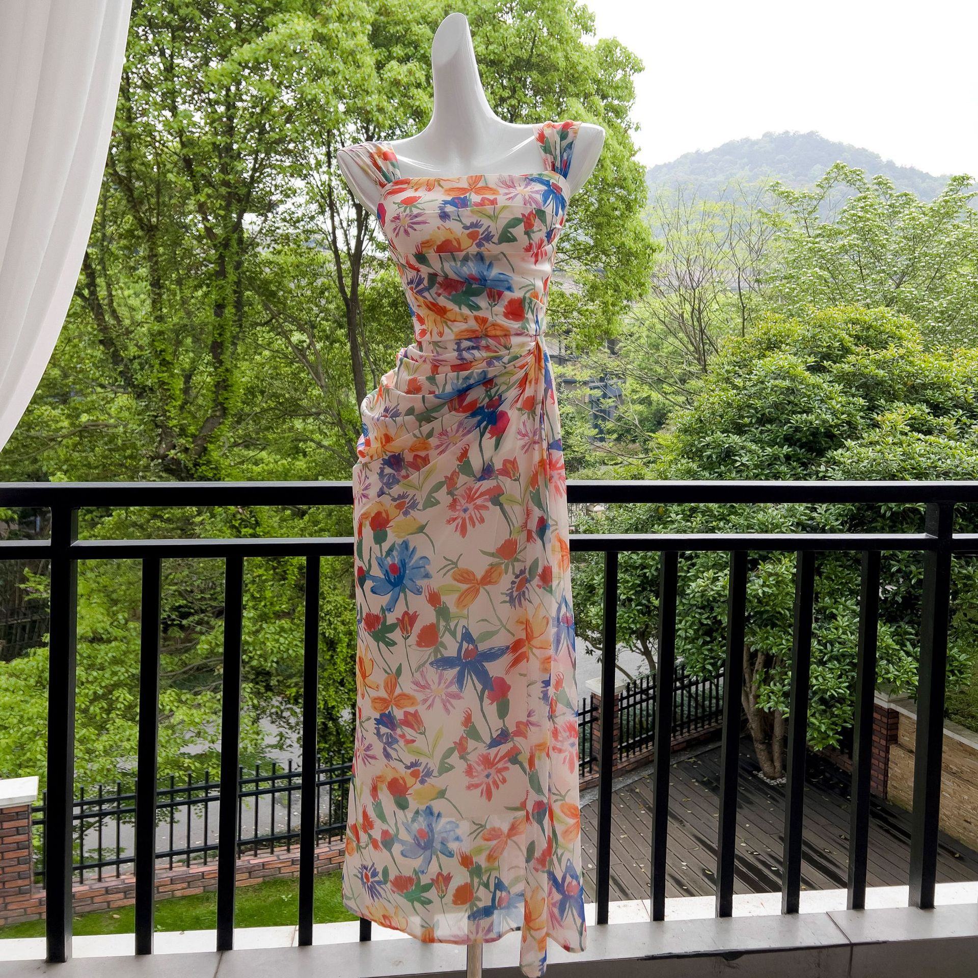 Temperament shoulder strap floral dress beach vacation dress women French waist cinched oil painting printed bag buttocks long skirt 68387 Temperament shoulder strap floral dress beach vacation dress women French waist cinched oil painting printed bag buttocks long skirt 68387