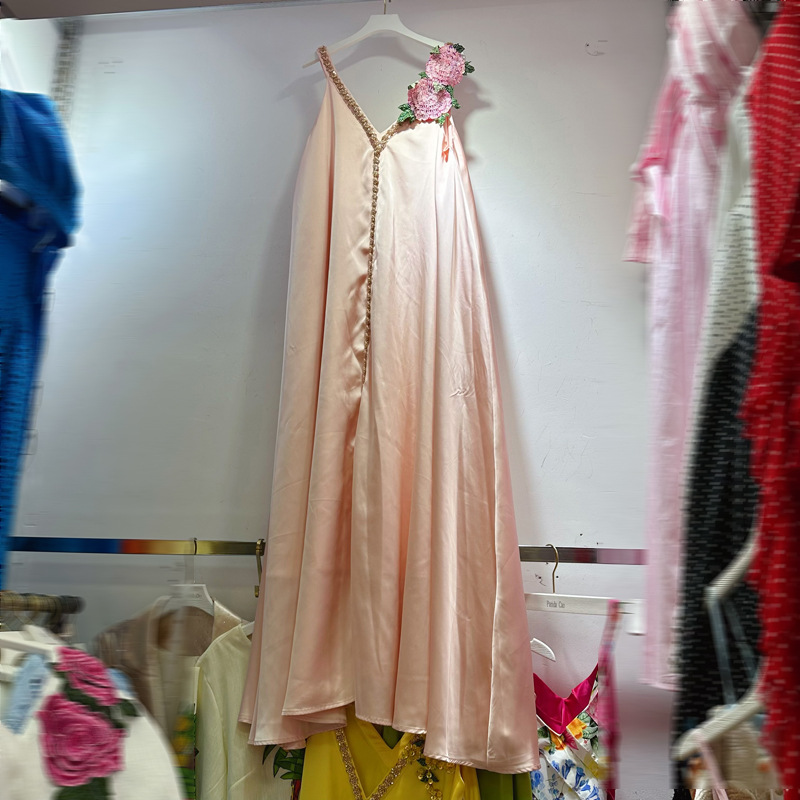 Thirteen line Australian niche V-neck suspender, beaded sequin embroidery, three-dimensional flower dress, A2 # 8376 Thirteen line Australian niche V-neck suspender, beaded sequin embroidery, three-dimensional flower dress, A2 # 8376