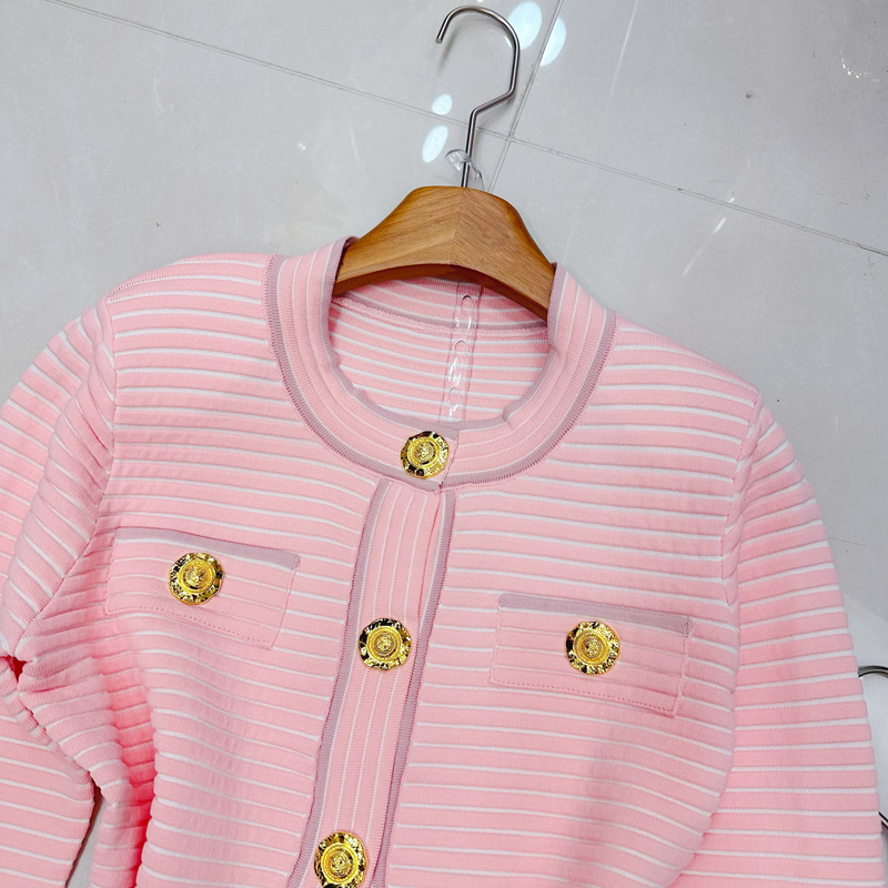 Thirteen line Australian small fragrant striped round neck set with gold buckle cardigan, pleated short skirt, knitted two-piece set A2 # 8380 Thirteen line Australian small fragrant striped round neck set with gold buckle cardigan, pleated short skirt, knitted two-piece set A2 # 8380