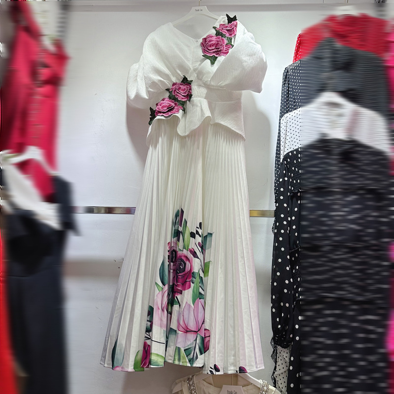 Thirteen line Australian niche V-neck bat sleeve loose embroidery flower waist fold dress long skirt C1 # 1913 Thirteen line Australian niche V-neck bat sleeve loose embroidery flower waist fold dress long skirt C1 # 1913