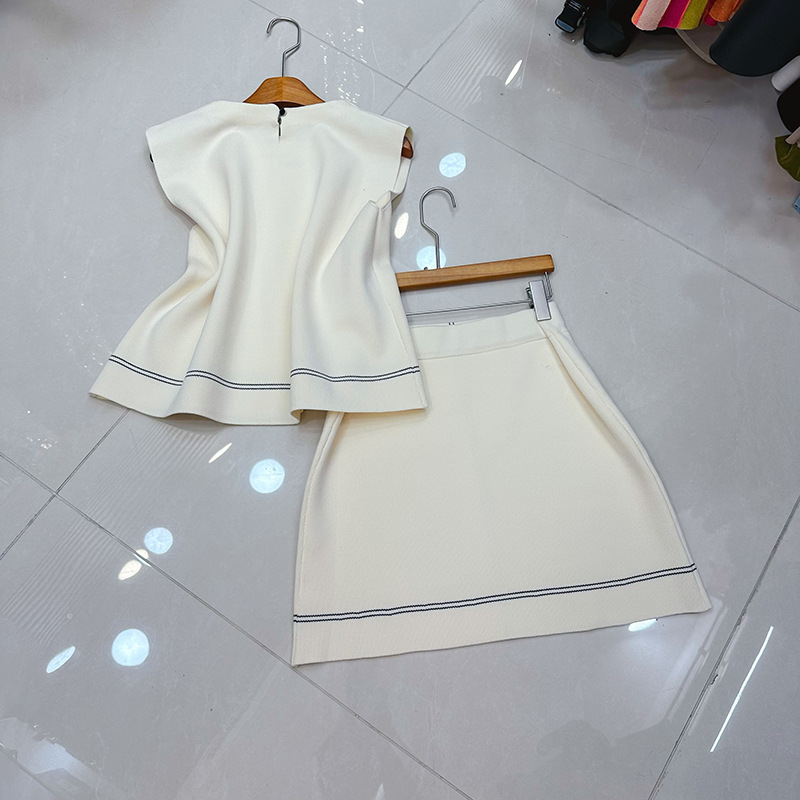Thirteen line Vietnam niche fashionable sleeveless knitted contrasting stripe vest top+skirt set A1 # 1033 Thirteen line Vietnam niche fashionable sleeveless knitted contrasting stripe vest top+skirt set A1 # 1033