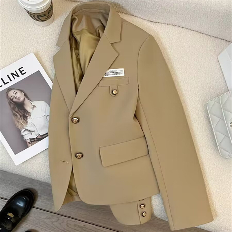 New khaki short suit jacket for women in autumn 2025, with a design sense of college style commuting suit New khaki short suit jacket for women in autumn 2025, with a design sense of college style commuting suit