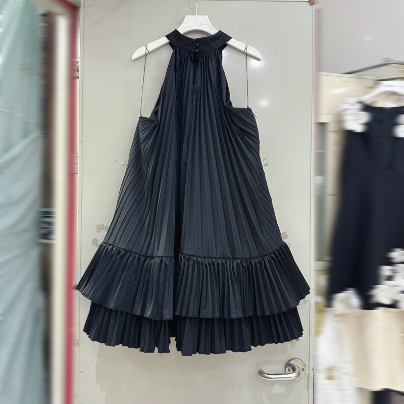 Thirteen line Australian French niche Miyake Heavy Industry pleated black sleeveless hanging neck dress short skirt C1 # 1908 Thirteen line Australian French niche Miyake Heavy Industry pleated black sleeveless hanging neck dress short skirt C1 # 1908