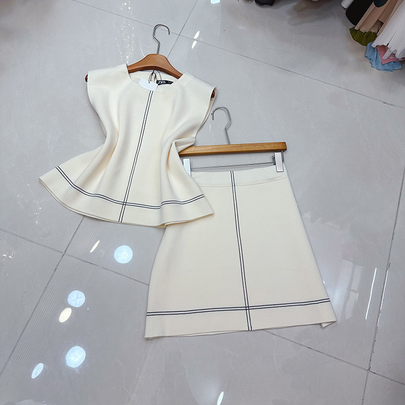 Thirteen line Vietnam niche fashionable sleeveless knitted contrasting stripe vest top+skirt set A1 # 1033 Thirteen line Vietnam niche fashionable sleeveless knitted contrasting stripe vest top+skirt set A1 # 1033