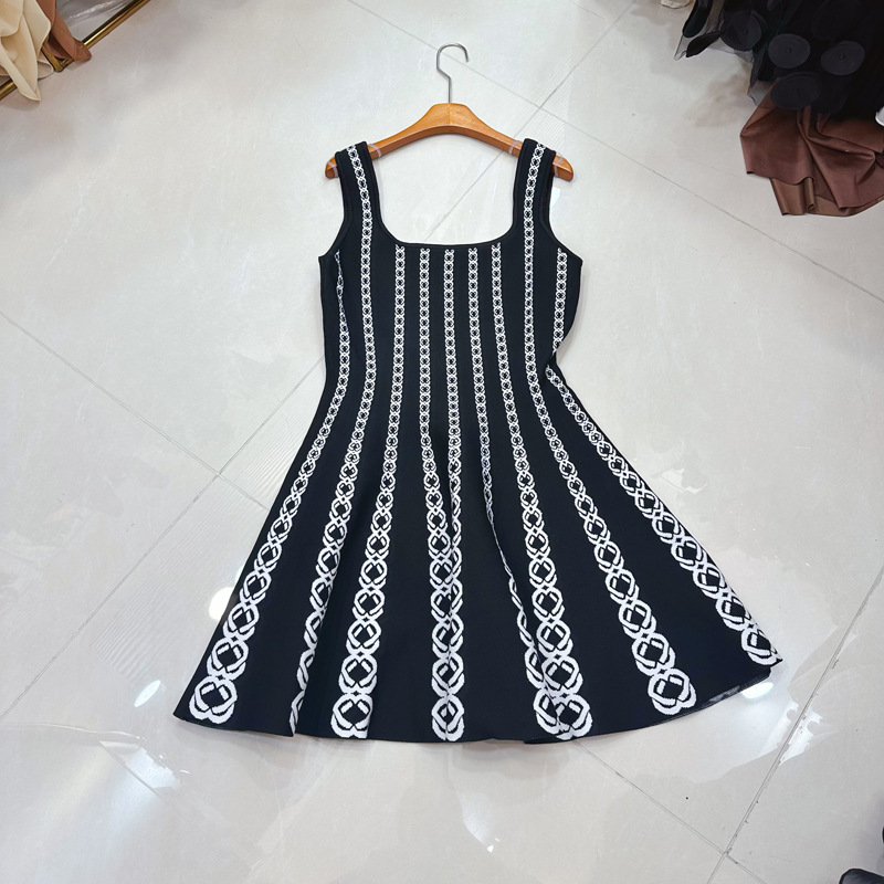 Thirteen Rows Australia's new French style floral jacquard striped slim knit suspender A-line dress A2 # 8500 Thirteen Rows Australia's new French style floral jacquard striped slim knit suspender A-line dress A2 # 8500