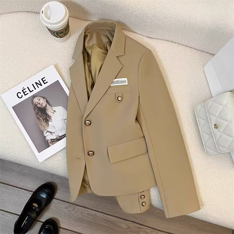 New khaki short suit jacket for women in autumn 2025, with a design sense of college style commuting suit New khaki short suit jacket for women in autumn 2025, with a design sense of college style commuting suit