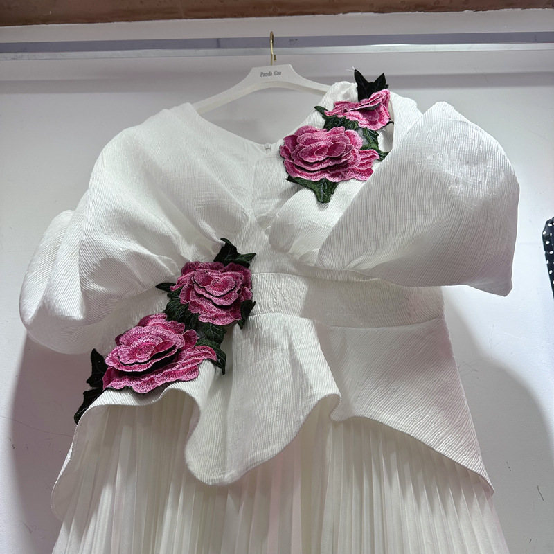 Thirteen line Australian niche V-neck bat sleeve loose embroidery flower waist fold dress long skirt C1 # 1913 Thirteen line Australian niche V-neck bat sleeve loose embroidery flower waist fold dress long skirt C1 # 1913