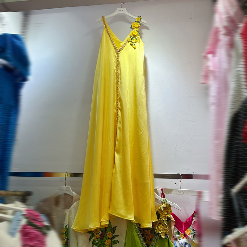 Thirteen line Australian niche V-neck suspender, beaded sequin embroidery, three-dimensional flower dress, A2 # 8376 Thirteen line Australian niche V-neck suspender, beaded sequin embroidery, three-dimensional flower dress, A2 # 8376