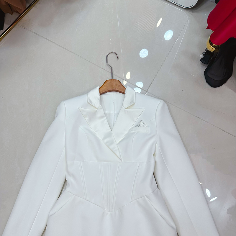 Thirteen Rows Vietnam's niche diamond studded suit collar, long sleeved waist cinched flower bud dress, European and American style new A2 # 8583 Thirteen Rows Vietnam's niche diamond studded suit collar, long sleeved waist cinched flower bud dress, European and American style new A2 # 8583