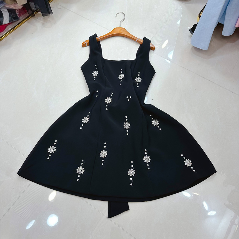 Thirteen line socialite American light luxury style heavy industry diamond square collar waist cinched backless bow bow dress A2 # 8362 Thirteen line socialite American light luxury style heavy industry diamond square collar waist cinched backless bow bow dress A2 # 8362