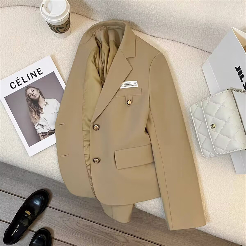 New khaki short suit jacket for women in autumn 2025, with a design sense of college style commuting suit New khaki short suit jacket for women in autumn 2025, with a design sense of college style commuting suit