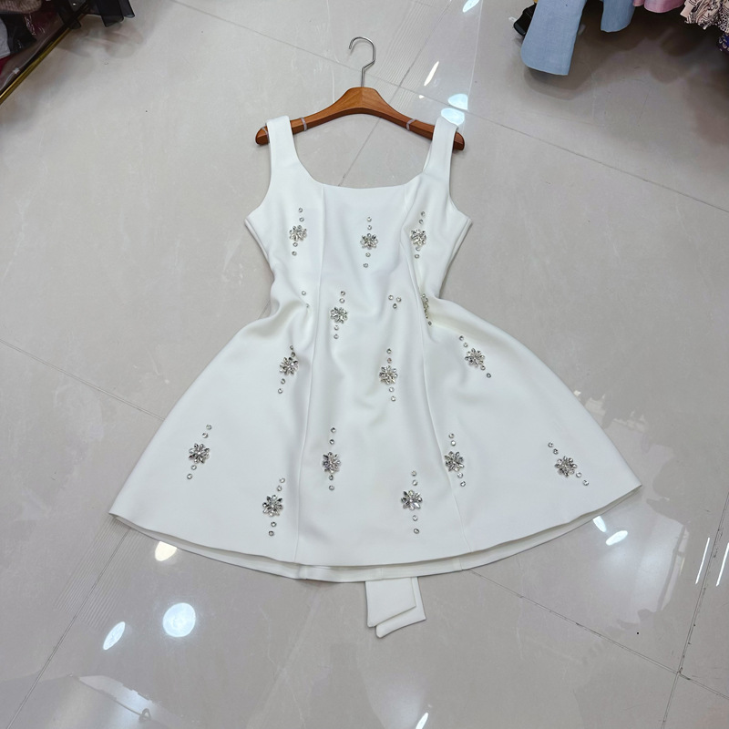 Thirteen line socialite American light luxury style heavy industry diamond square collar waist cinched backless bow bow dress A2 # 8362 Thirteen line socialite American light luxury style heavy industry diamond square collar waist cinched backless bow bow dress A2 # 8362