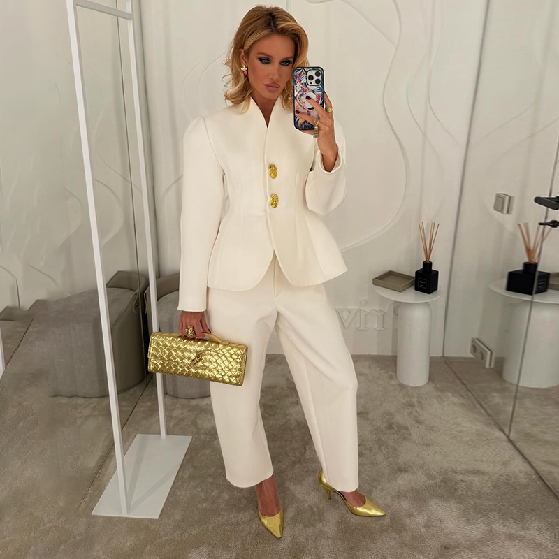 Temperament European and American socialite style suit 2025 new metal two button long sleeved small suit casual solid color cropped pants