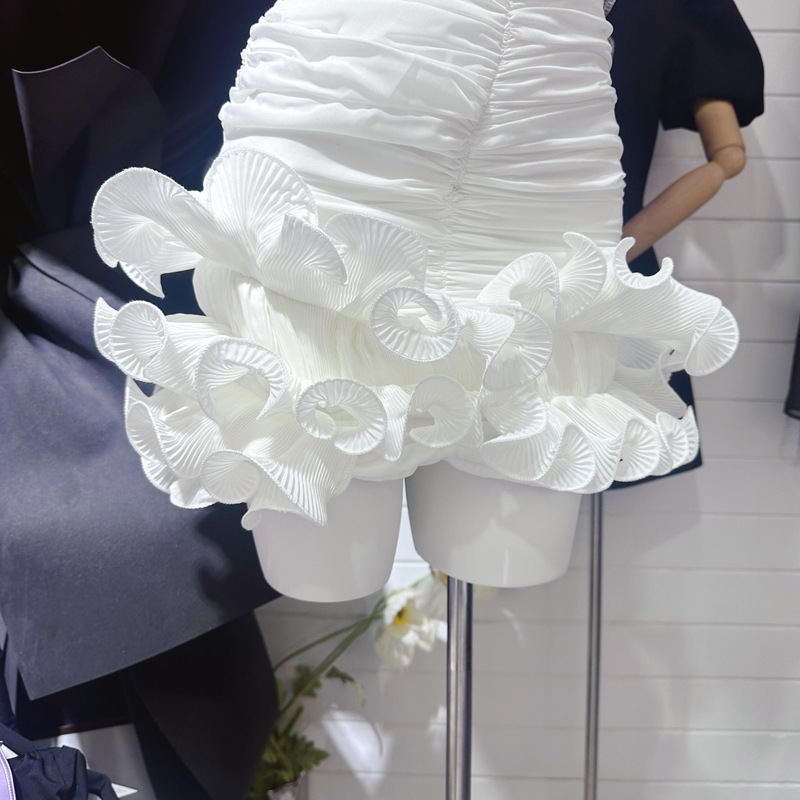 Thirteen line niche three-dimensional flower skirt with asymmetrical ruffle edge design, pleated hip hugging short skirt C3 # 3265 Thirteen line niche three-dimensional flower skirt with asymmetrical ruffle edge design, pleated hip hugging short skirt C3 # 3265