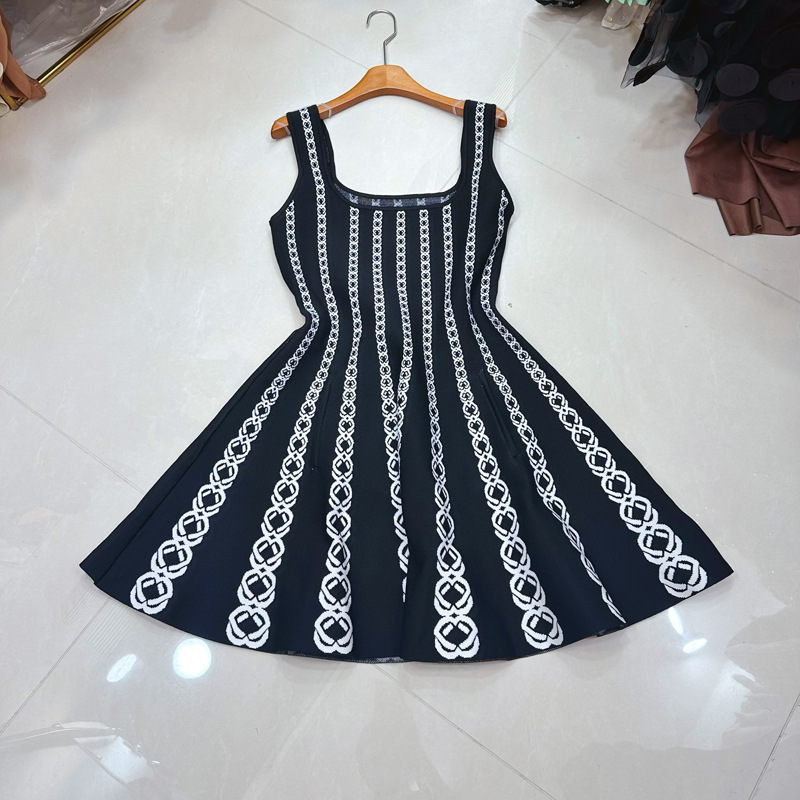 Thirteen Rows Australia's new French style floral jacquard striped slim knit suspender A-line dress A2 # 8500 Thirteen Rows Australia's new French style floral jacquard striped slim knit suspender A-line dress A2 # 8500