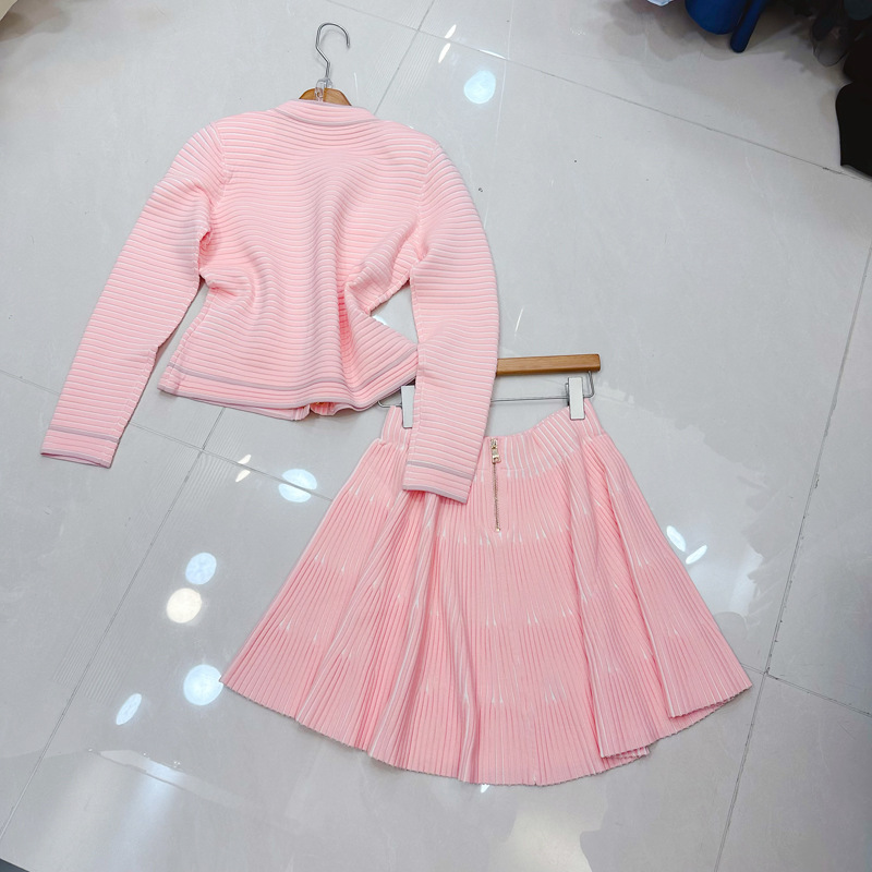 Thirteen line Australian small fragrant striped round neck set with gold buckle cardigan, pleated short skirt, knitted two-piece set A2 # 8380 Thirteen line Australian small fragrant striped round neck set with gold buckle cardigan, pleated short skirt, knitted two-piece set A2 # 8380