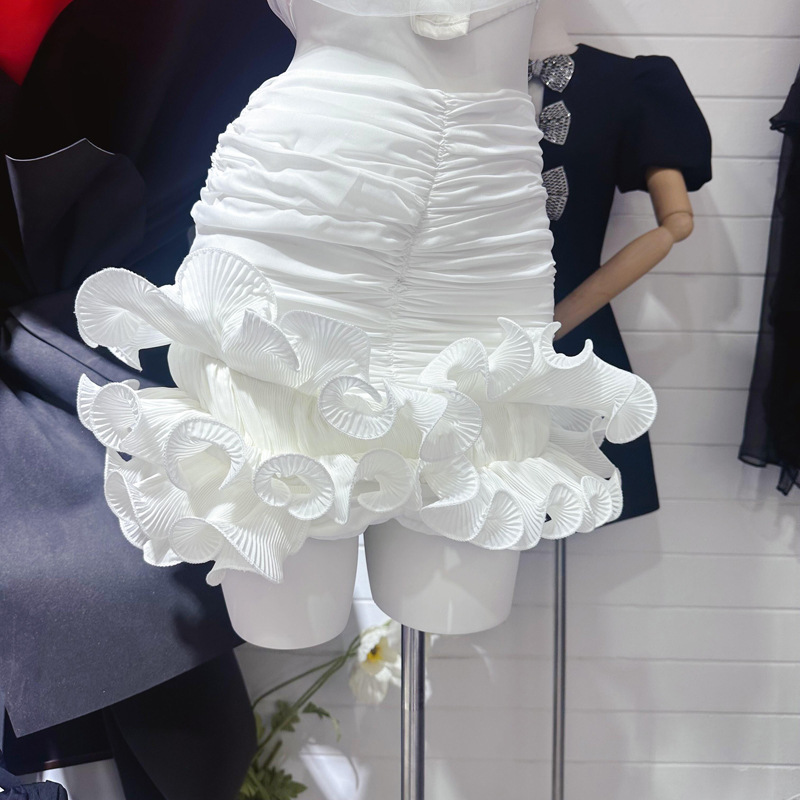 Thirteen line niche three-dimensional flower skirt with asymmetrical ruffle edge design, pleated hip hugging short skirt C3 # 3265 Thirteen line niche three-dimensional flower skirt with asymmetrical ruffle edge design, pleated hip hugging short skirt C3 # 3265