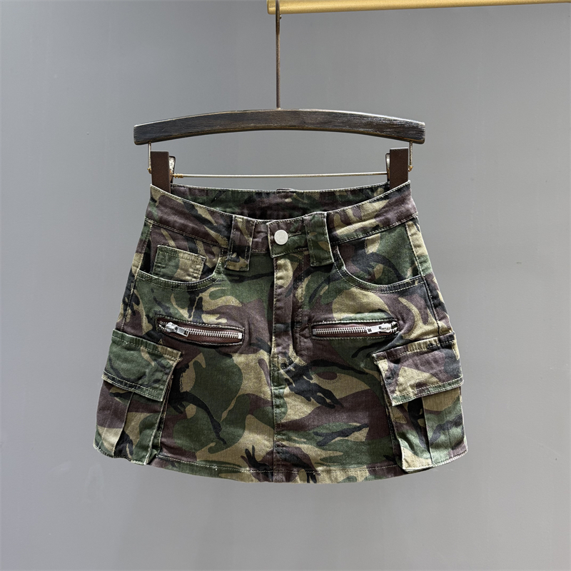 Retro camouflage green denim short skirt for women in summer 2025, high waisted and slim looking spicy girl A-line hip hugging skirt, workwear half skirt Retro camouflage green denim short skirt for women in summer 2025, high waisted and slim looking spicy girl A-line hip hugging skirt, workwear half skirt