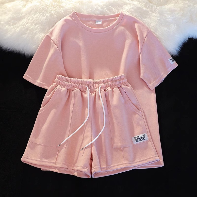 Advanced feeling! Comfortable casual sports set for women in summer, loose and comfortable shorts, short sleeved two-piece set, fashionable and white looking