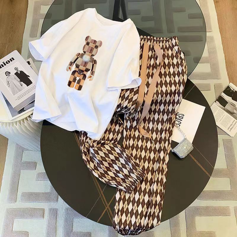 Set of women's summer new cartoon checkered teddy bear diamond patterned T-shirt, women's pants two-piece set, fashionable casual sportswear Set of women's summer new cartoon checkered teddy bear diamond patterned T-shirt, women's pants two-piece set, fashionable casual sportswear